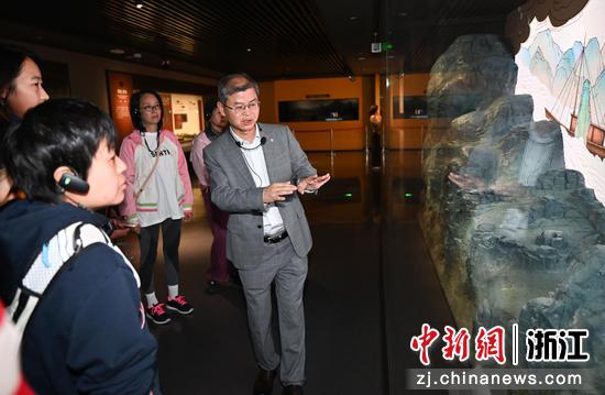 
图为：浙江农林大学茶学与茶文化学院教授周新华在中国京杭大运河博物馆为市民讲解。王刚 摄