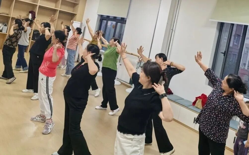 学员们跟随老师开展排练。刘丽娜 摄