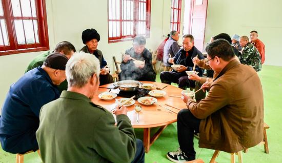 绞颇村老人围坐用餐 绞颇村老人围坐用餐
