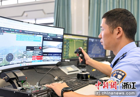 民警正在值班&nbsp;供图：建德公安