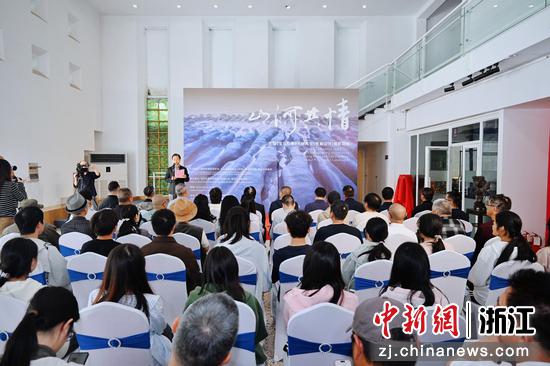 10月22日，浙江南浔，摄影联展开幕现场。陈志斌&nbsp;摄