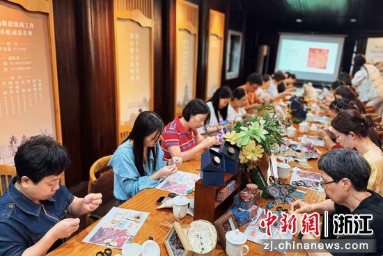 近日，居民在全民艺术学堂上课。招宝山街道供图