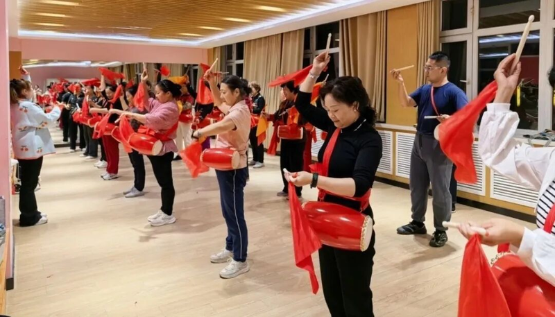 学员们跟随老师开展学习。刘丽娜 摄
