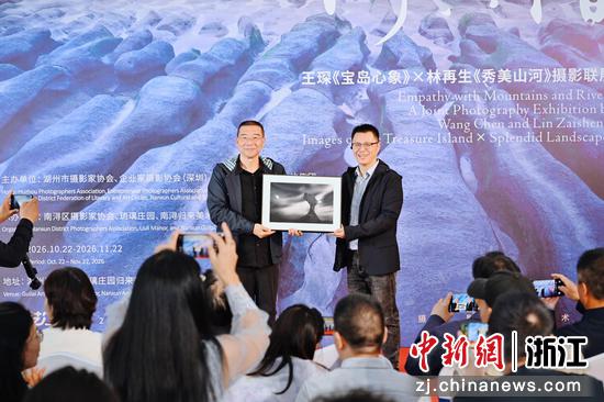 10月22日，浙江南浔，摄影联展开幕现场。陈志斌&nbsp;摄