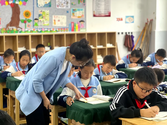 习水县第十二小学学生在新教室里学习。习水县融媒体中心供图