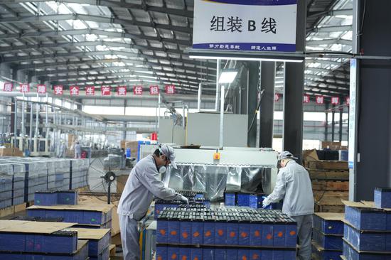 贵州台江经济开发区园区内一公司员工们在生产安装电池。龙军摄