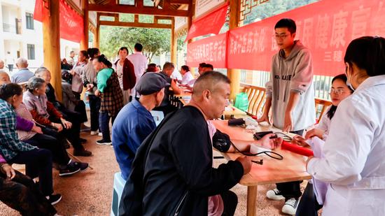 苗鸟村老人义诊活动 苗鸟村老人义诊活动