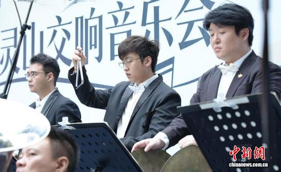 林湖听澜——黔灵山交响音乐会24日在贵州省贵阳市云岩区黔灵山公园三岭湾小广场举行，图为音乐会现场。　主办方供图