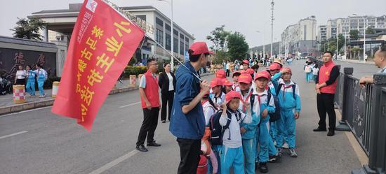 茶马古镇物业志愿服务队接送学生