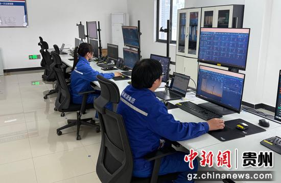 大方圆洞、松林风电场中控室，运维人员实时监控风机运行参数，保障机组稳定并网发电。梁力元摄