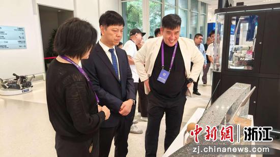 星创环保总裁邵璋向嘉宾介绍企业特色产品。曾庆华&nbsp;摄