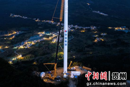 大方县圆洞风电场建设现场，大型吊机静待翌日施工。梁力元摄