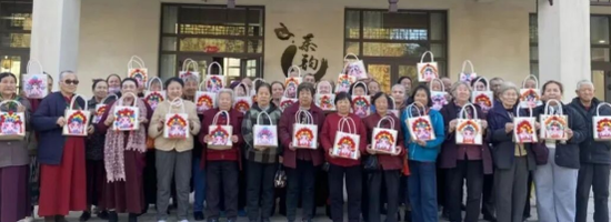 “巧手绘脸谱 同心促团结” 非遗手工体验活动圆满举办，村民们手持亲手制作的戏曲脸谱帆布包合影留念。确登加甫·萨仁高娃 摄8