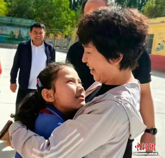 图为2026年9月芦玉香前往新疆维吾尔自治区和田地区于田县看望“小石榴”。（天津市西青区委统战部供图）