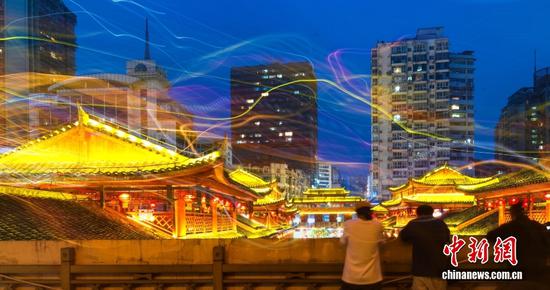 图为10月14日，贵州都匀夜景。中新社记者 于海洋 摄