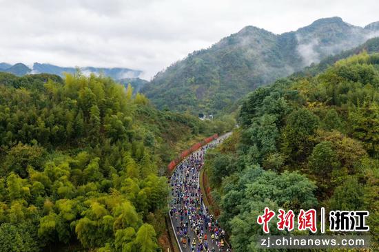 10月24日，活动现场，选手在绿水青山间参加比赛。柯城区&nbsp;供图