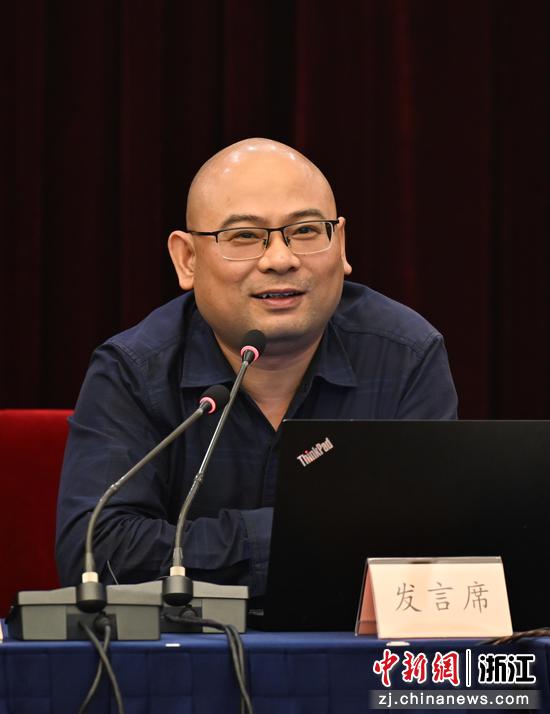 
图为：杭州电子科技大学招生就业处副处长、磐安中学校友卢峰发言。王刚 摄