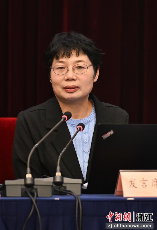 图为：磐安中学校友陈华妹发言。王刚 摄