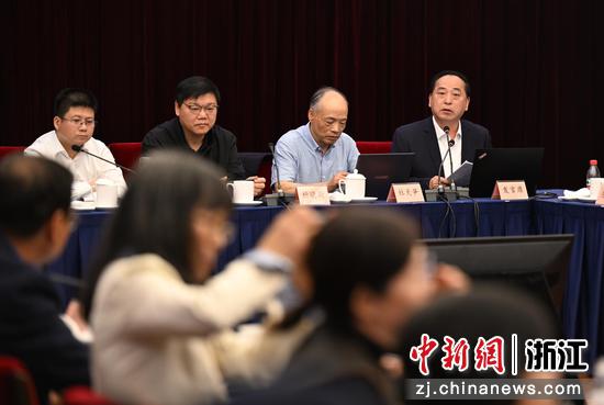 
图为：浙江地质学会理事长，磐安中学校友陈远景发言。王刚 摄