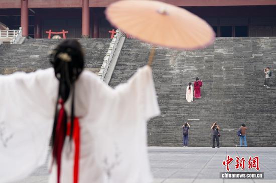 图为10月14日，身着古装的游客在都匀秦汉影视城拍写真。据悉，秦汉影视城集影视剧创作摄制、文化旅游创意互动、古装饰品制作租赁、休闲观光、度假旅游于一体，是中国西南地区大型影视基地。中新社记者 赵宇航 摄
