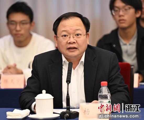 图为：浙江省磐安中学校友杨爱主持活动。王刚 摄