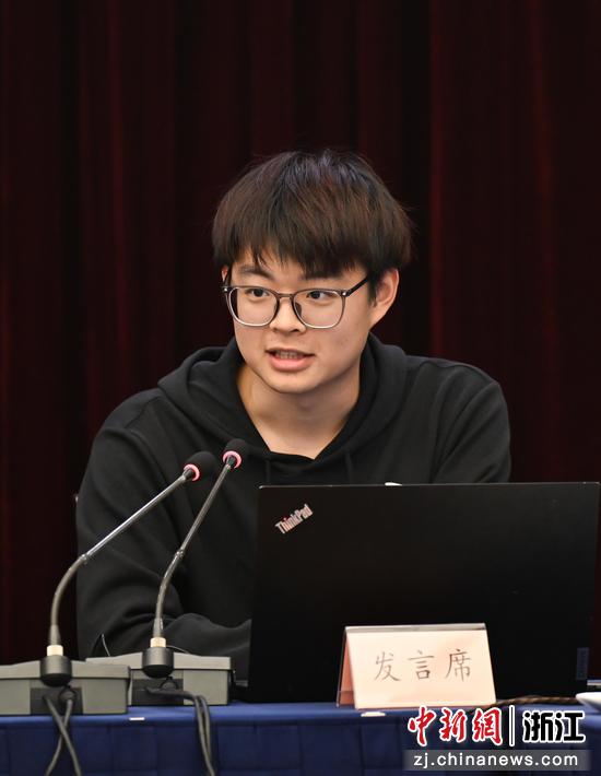图为：新生代表发言。王刚 摄