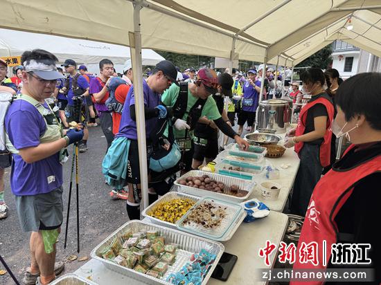 10月24日，比赛补给点。柯城区&nbsp;供图