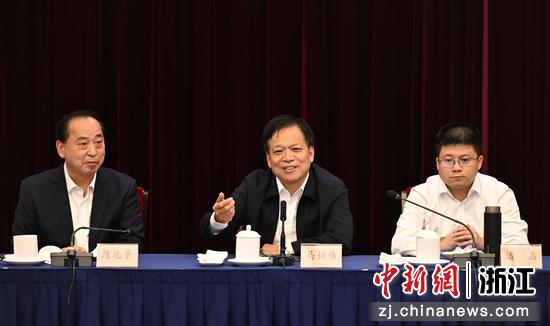 图为：磐安中学校友马柏伟发言。王刚 摄