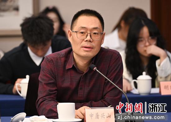图为：磐安中学书记申屠兴山发言。王刚 摄