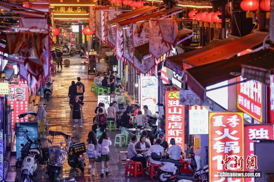 图为10月14日晚，都匀石板街的沿街摊位陆续开市。中新社记者 瞿宏伦 摄