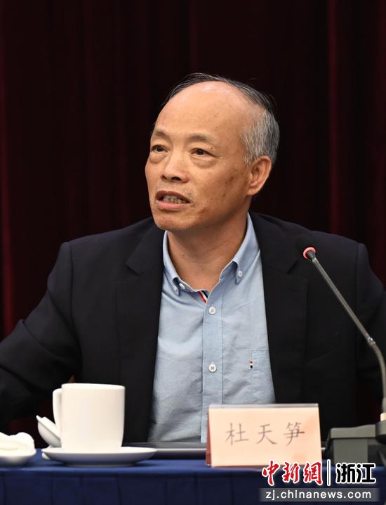 图为：浙江省磐安中学校友杜天笋发言。王刚 摄
