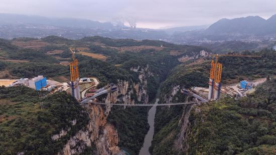 毕节南环公路建设快速推进。 王月 摄