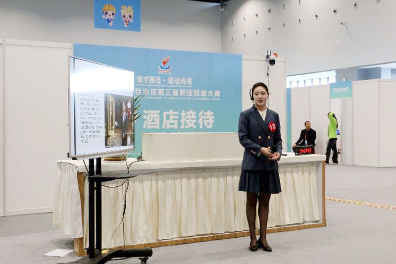 ▲第三届广西技能大赛南宁代表团选手秦祎铃参加酒店接待项目获铜牌，图为其比赛现场