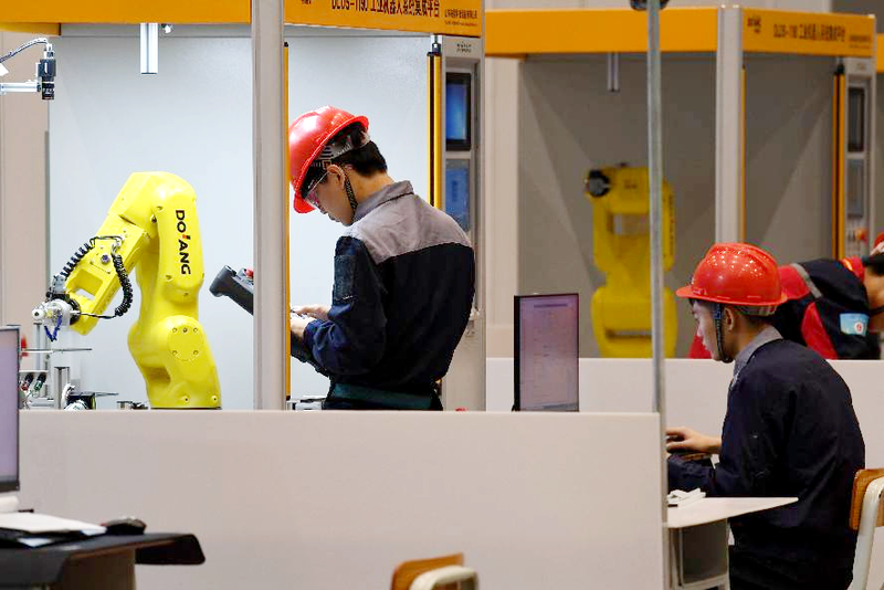 ▲图为第三届广西技能大赛南宁代表团选手李埔辉、卢家熙参加机器人系统集成项目获金牌