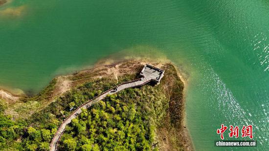 图为航拍明湖国家湿地公园瑶池的湖光山色，景色宜人。