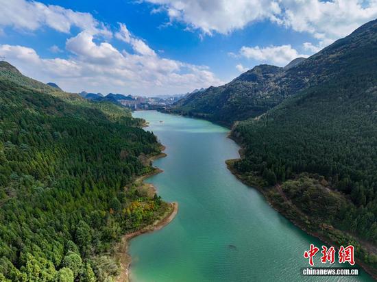 图为航拍明湖国家湿地公园瑶池的湖光山色，景色宜人。