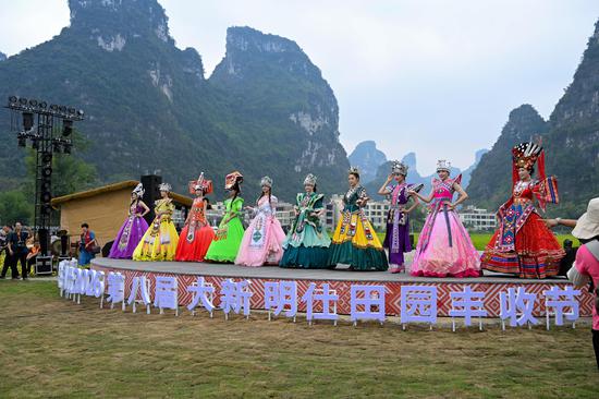 图为身穿炫丽民族服装的模特在会场主舞台走秀。张重胜 摄