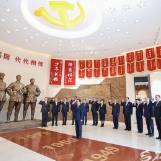 陈小江主持召开新一届自治区党委常委会第一次会议并率班子参观红军师师史馆