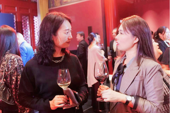 行业嘉宾围绕新疆葡萄酒风土展开交流。