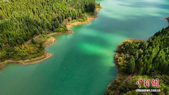 图为航拍明湖国家湿地公园瑶池的湖光山色，景色宜人。