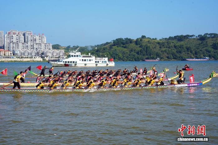 2026年中国—东盟国际龙舟公开赛在广西藤县举行