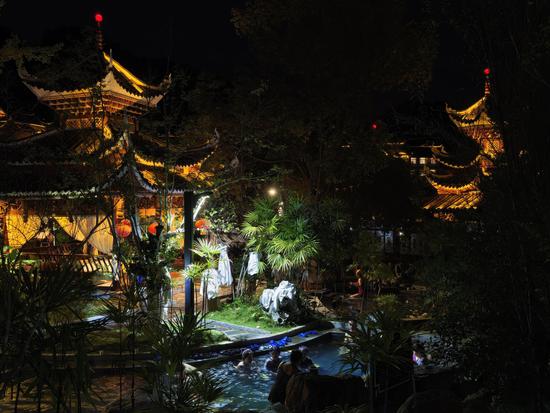 游客在剑河仰阿莎温泉小镇夜泡温泉。