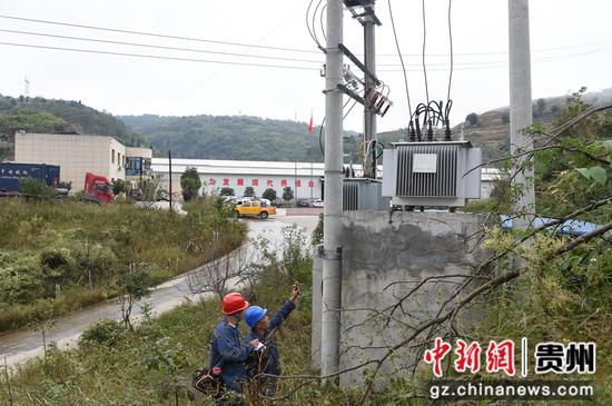 南方电网贵州毕节供电局员工对毕节市七星关区撒拉溪镇毕节盛园蛋业有限公司养殖基地专用变压器进行新义务检查