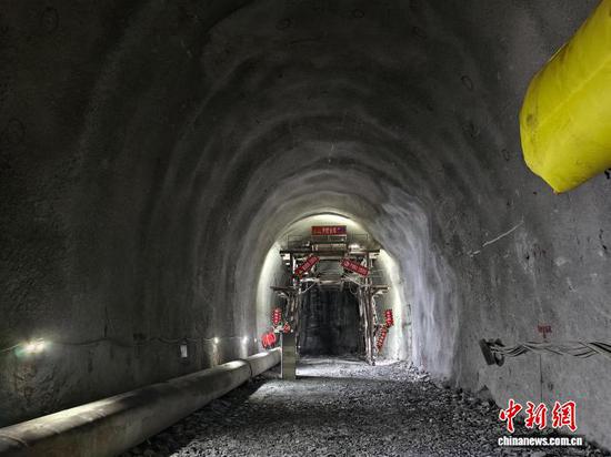 图为隧道施工现场。受访者供图