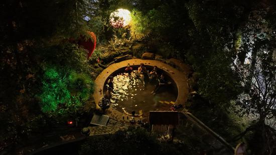游客在剑河仰阿莎温泉小镇夜泡温泉。