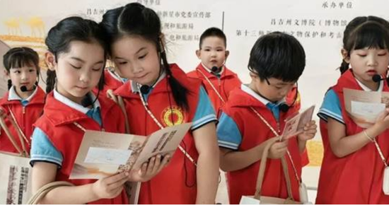 讲解参观现场。 王晓燕 摄 讲解参观现场。 王晓燕 摄