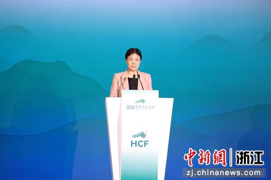 图为：10月27日，中国外文局副总编辑、当代中国与世界研究院院长李雅芳主持主旨演讲环节。中新社记者 孙杨洋 摄