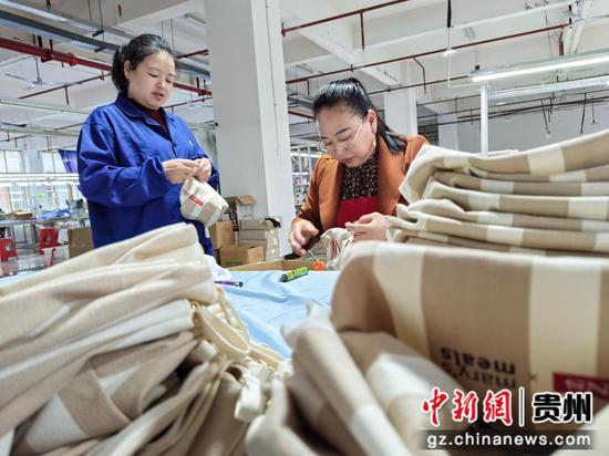 贵州松桃赶制箱包订单忙 贵州松桃赶制箱包订单忙