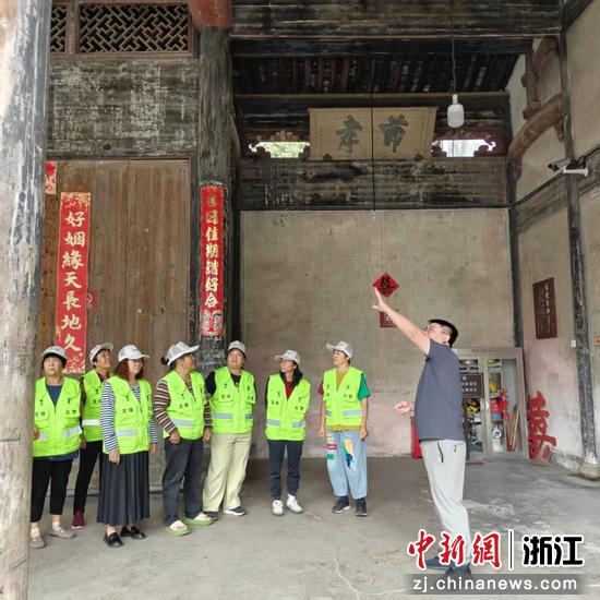 近日，千柱屋文保义警们学习古建保护知识。黄晓岳&nbsp;供图