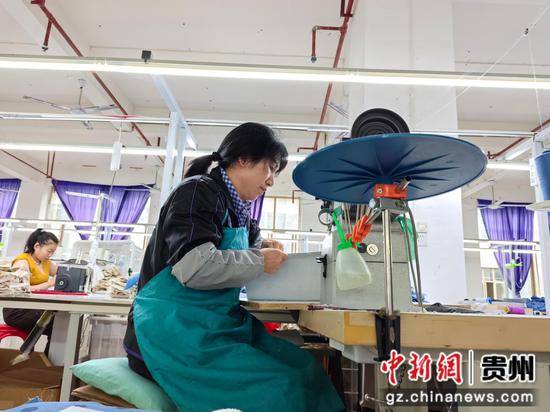 贵州松桃赶制箱包订单忙 贵州松桃赶制箱包订单忙